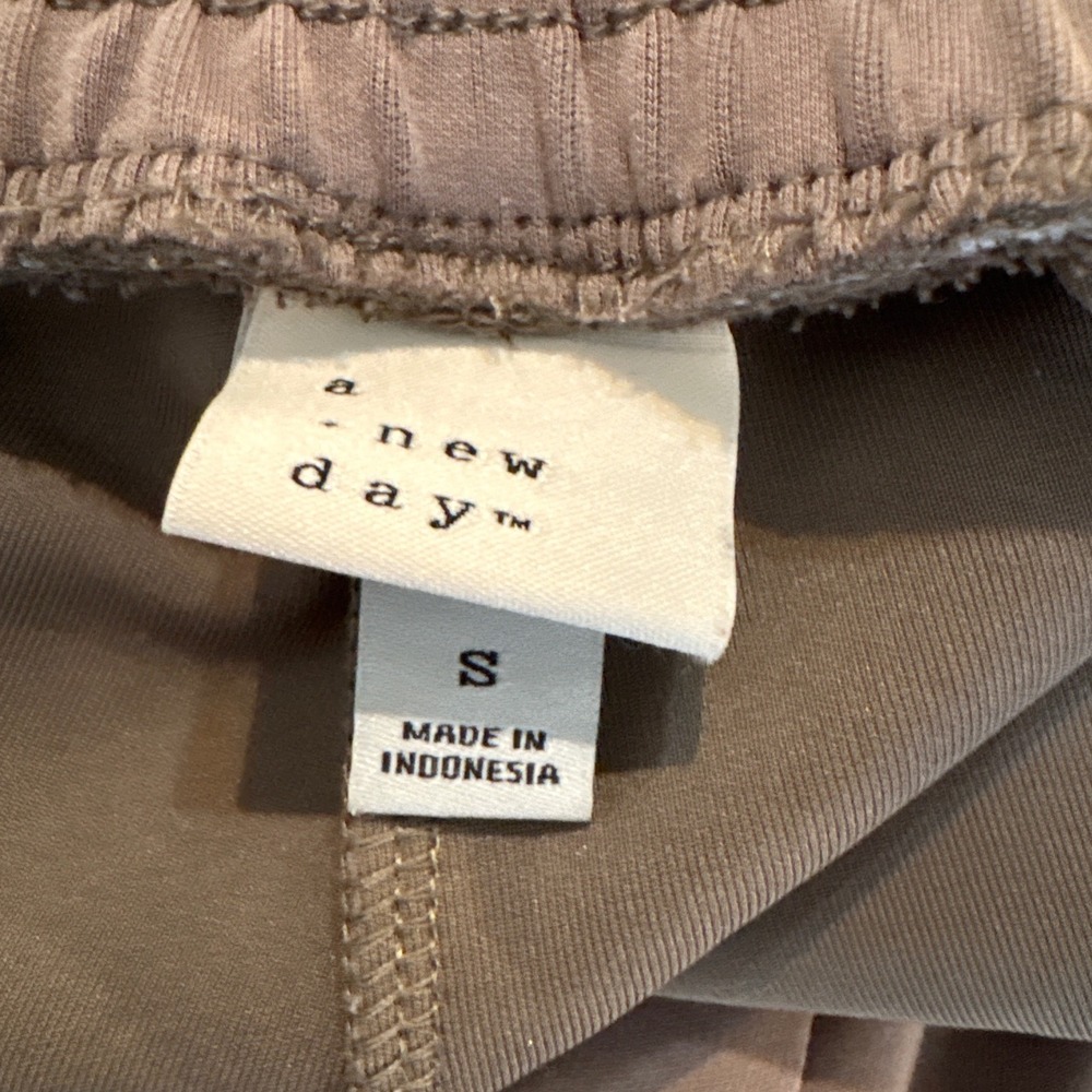 A New Day Womens High-Rise Gray/Taupe Elastic Waist Shorts Side Pockets Small - Picture 6 of 8
